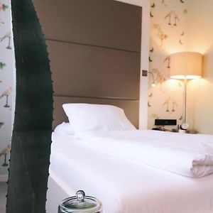 Zimmer mit Kingsize-Bett